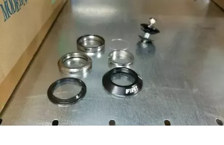 Kaelakausid TBG 1-1/8tolli alu must, ZS